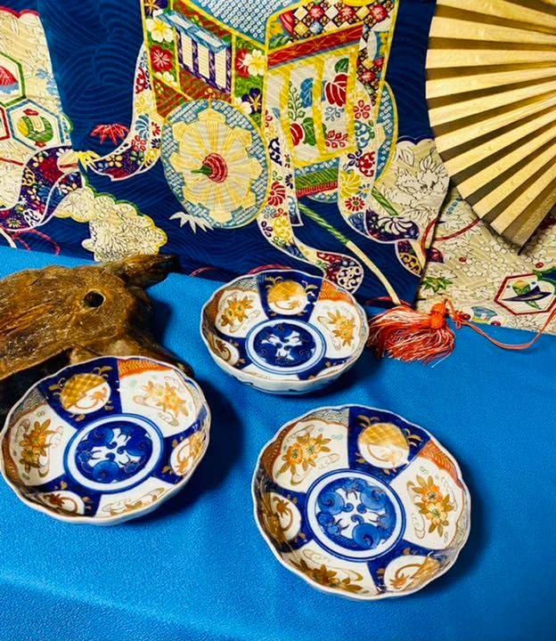 【源右衛門】古伊万里の伝統　日本の銘窯　源右衛門作　染錦四方割地紋寿字見込文　皿 源右衛門】古伊万里の伝統 日本の銘窯 源右衛門作 染錦四方割地紋